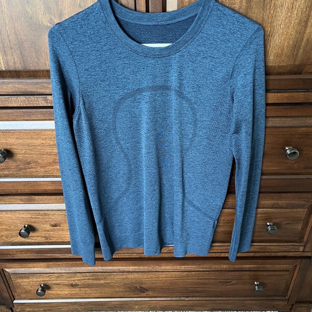 LULULEMON SWIFTLY BREATHE TEE. SZ.8  BLUE AND CHARCOAL HEATHER